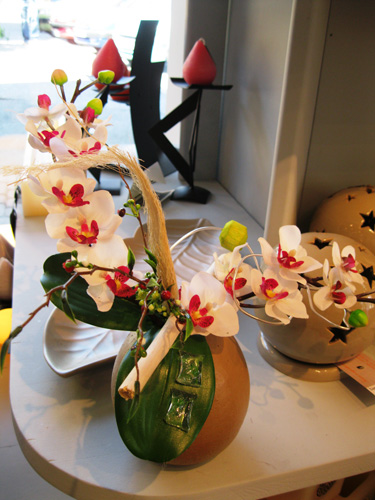 Un arrangement en fleurs artificielles